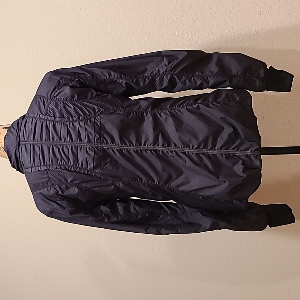 Lululemon - Picture 5 of 9